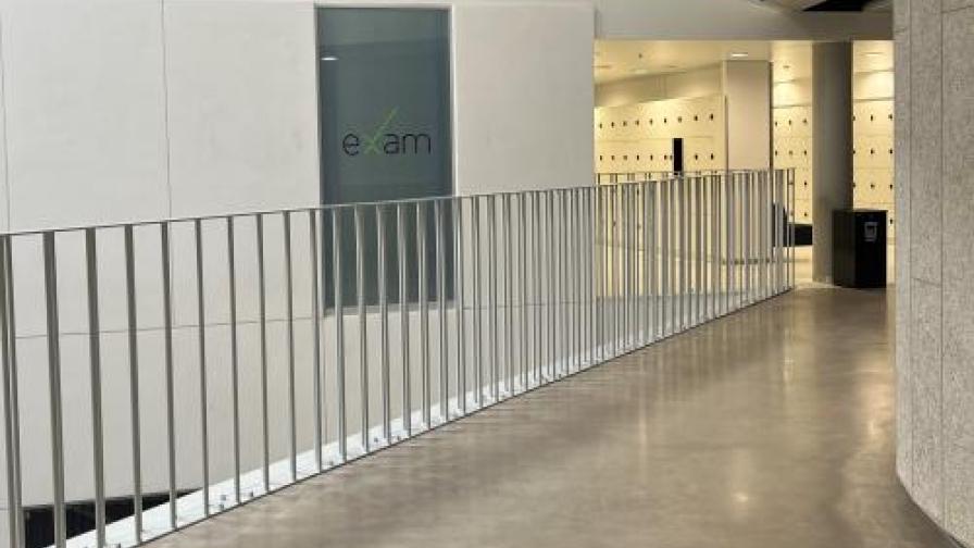 Näkymä hissiltä käytävälle, jonka varrella EXAM-huone on.
